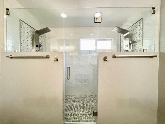 Double Shower in main bathroom - 11519 Brae Hill