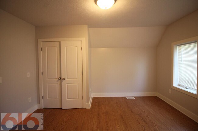 Building Photo - 858 Dayton St SW