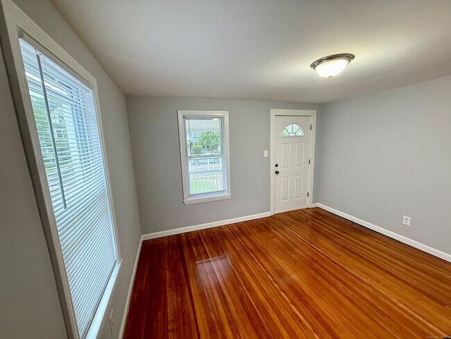 Building Photo - 16 1/2 W Main Street Unit