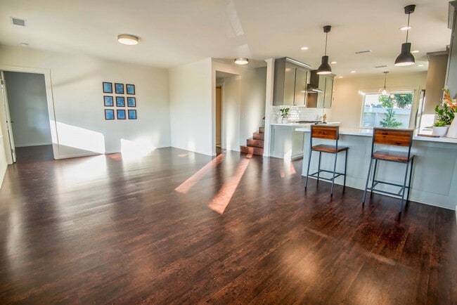 Building Photo - 1012-1014 Manzanita St