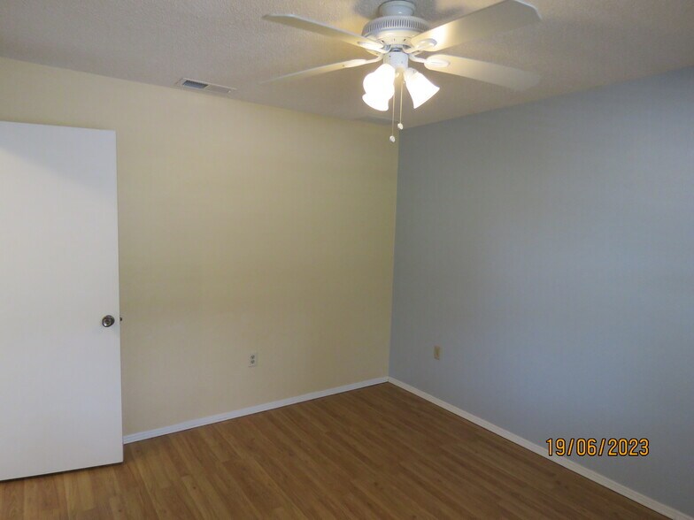 Building Photo - 416 Narvaezi St