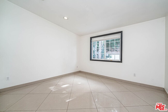 Building Photo - 20746 Clarendon St