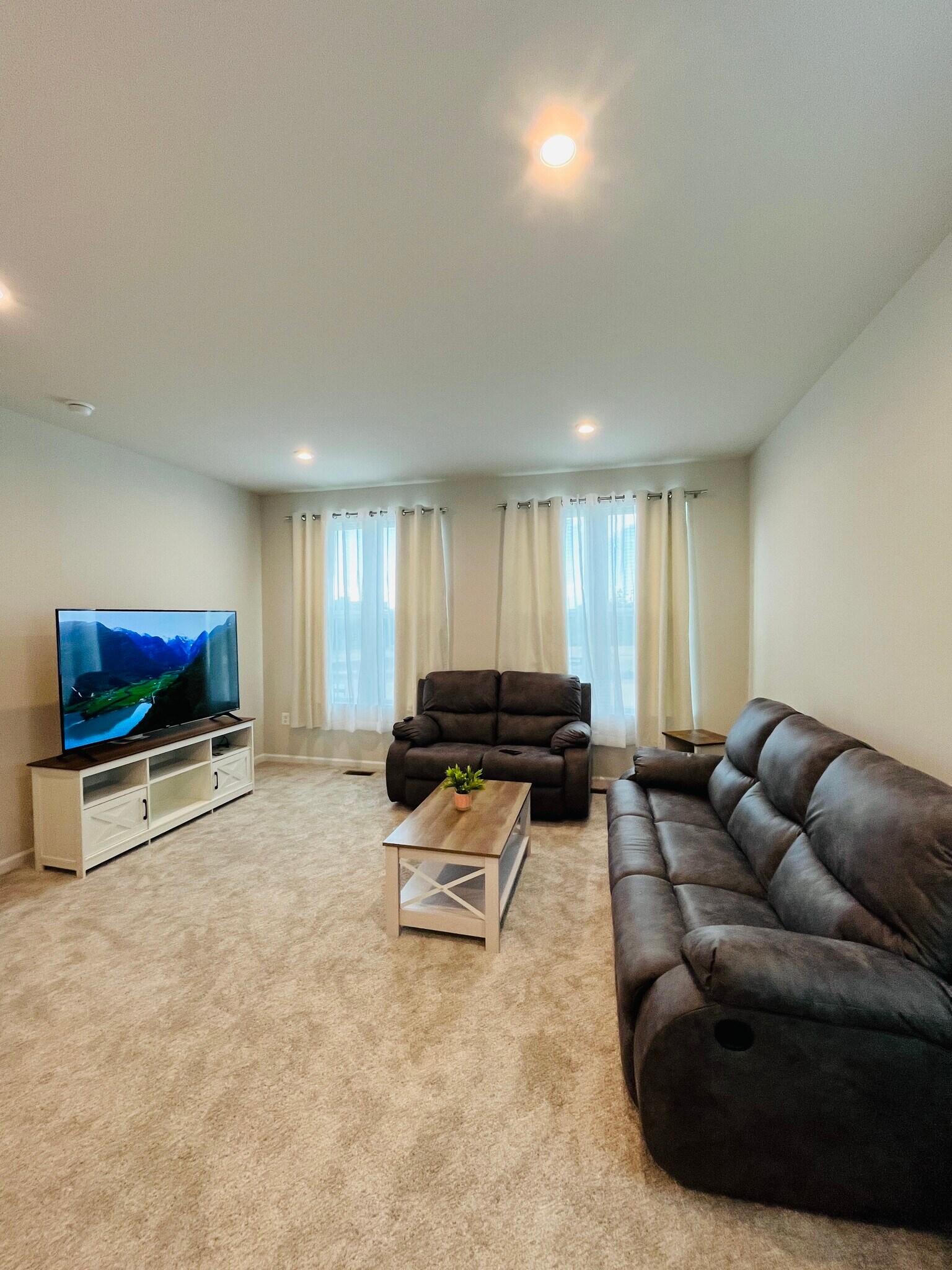 Building Photo - 4944 Dunhaven Dr