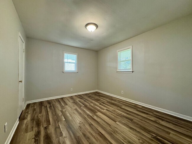 Building Photo - 1014 N Larchmont Dr