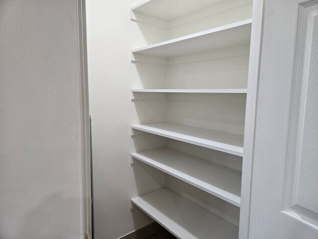 Building Photo - Completely Upgraded 2 bedroom Condo in Riverside