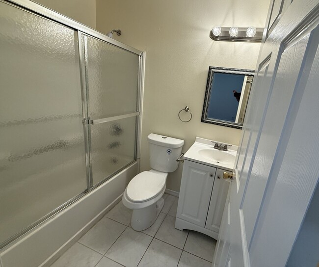 Building Photo - 2 Bed/2 Bath 1st Floor condo at Lancelot W...
