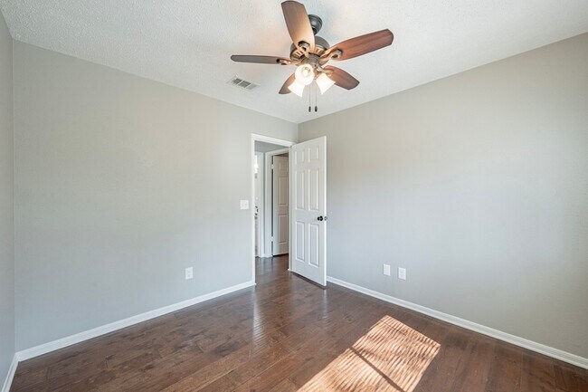Building Photo - 23 E Stony Bridge Cir
