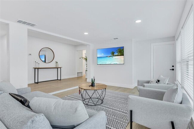 Building Photo - 1921 Fern Ave