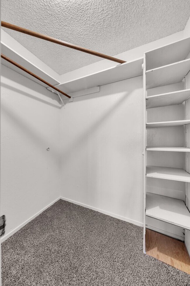 Building Photo - 2bed, 2bath condo with W/D, Balsony and river access