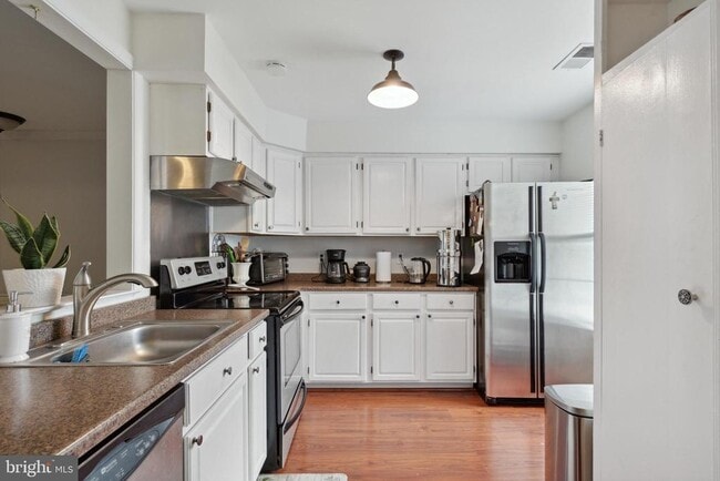 Building Photo - 604 Mews Dr