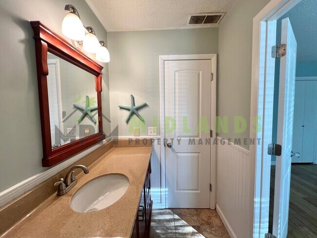 Building Photo - 201 Mariners Row