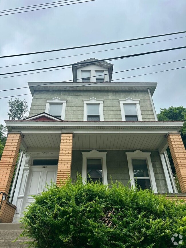 Building Photo - Large 3bd/ 1.5 bath Home w/Attic Room l Sp...