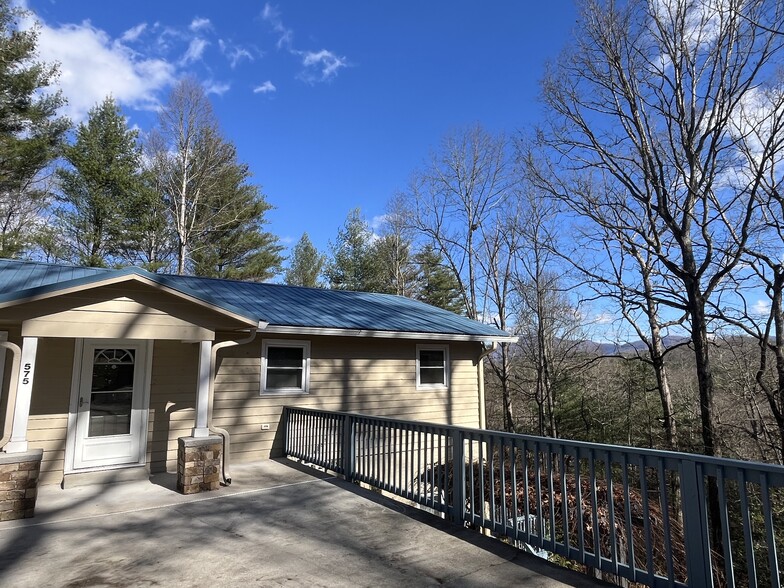 Building Photo - 575 Riverview Heights St