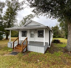 Building Photo - Sweet 2 Bedroom, 1 Bathroom Cottage