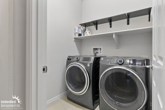 Building Photo - Modern 3Bdm 2Ba Litchfield Park Home with Stylish Upgrades!