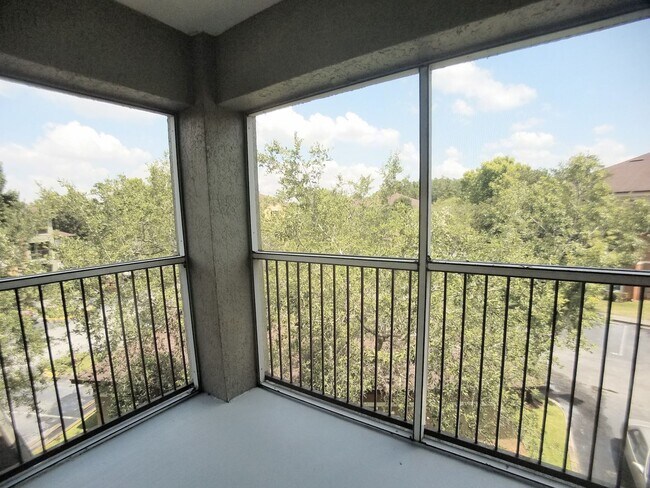 Building Photo - Beautiful 1/1 Wood Floors Condo at The Cre...