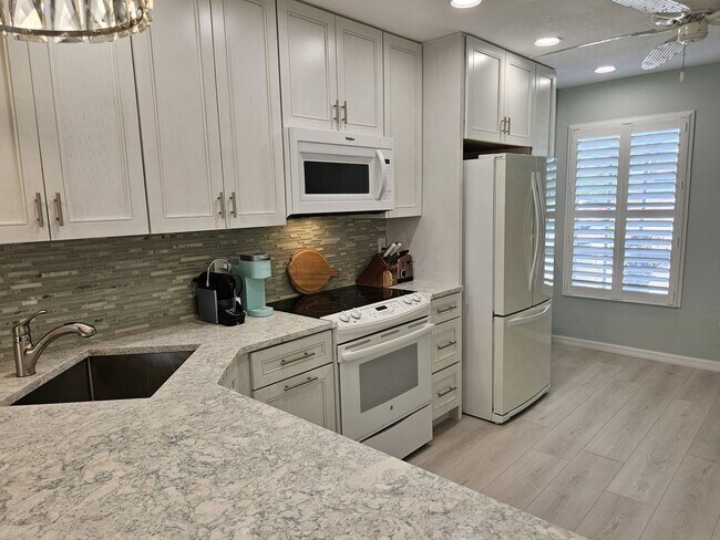 Building Photo - Seasonal Short-Term Townhouse on Venice Island close to Venice Beach!