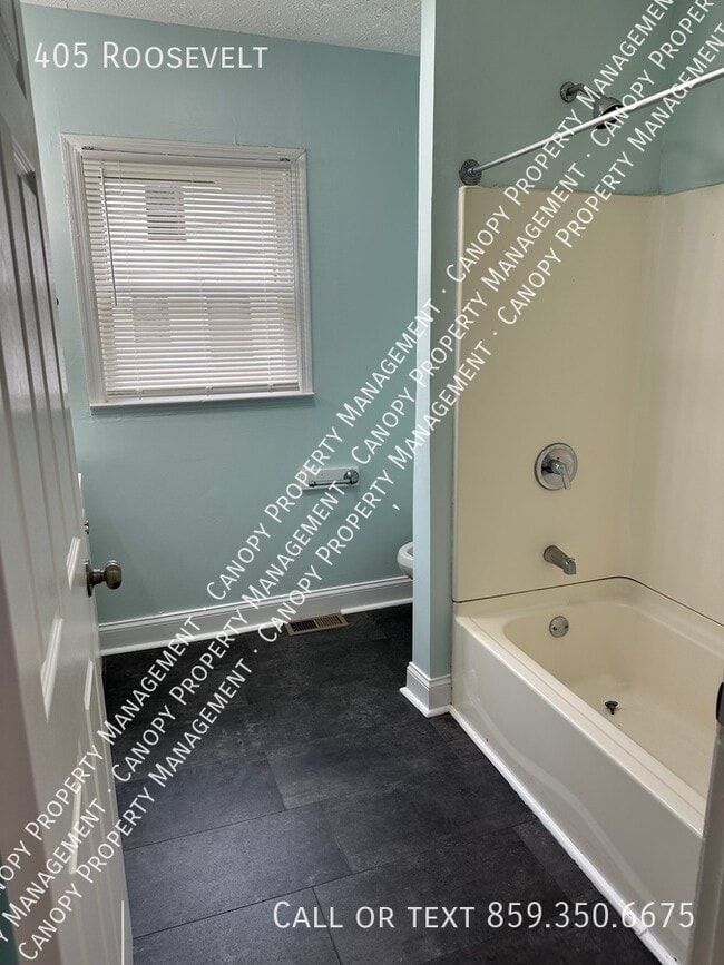Building Photo - 405 Roosevelt-