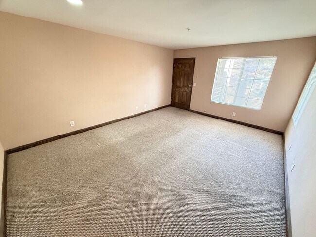 Building Photo - Desert Shores area