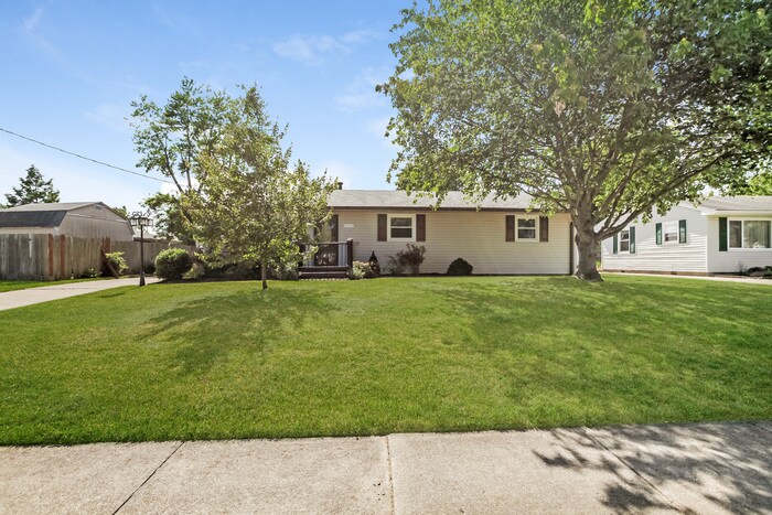 Primary Photo - 615 Kenwood Pl