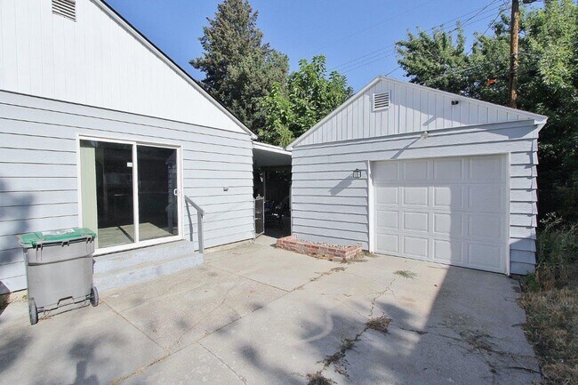 Building Photo - Charming Single-Level Home on the Bench