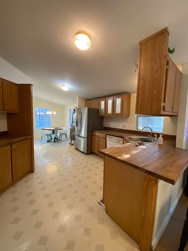 Building Photo - Charming Single-Level 3 Bedroom, 2 Bath Ho...