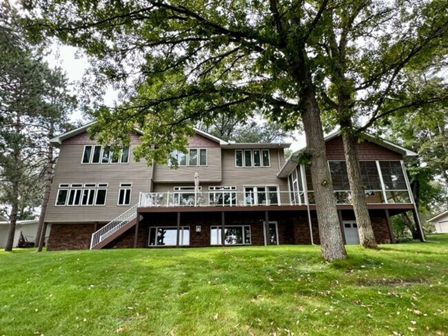 Building Photo - 6 bedroom, 4.5 bath Whitefish chain, 12 mo...