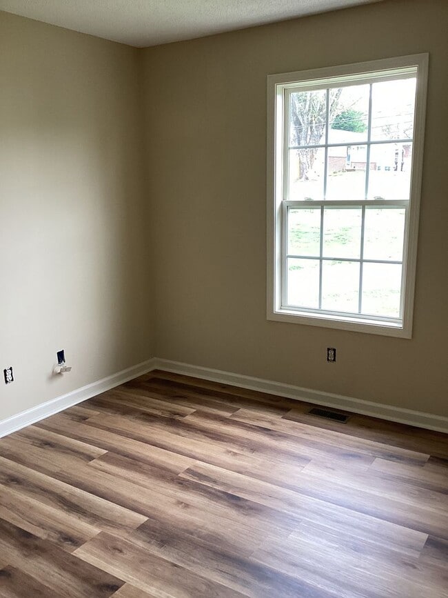 Building Photo - 3 Bedroom / 2 Bath Split-Foyer Home  Kings...