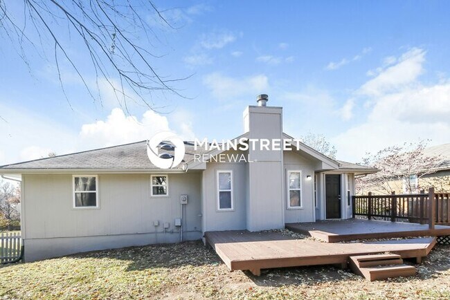Building Photo - 3 Bedroom Pet-Friendly Home in Lees Summit, MO with Main Street Renewal