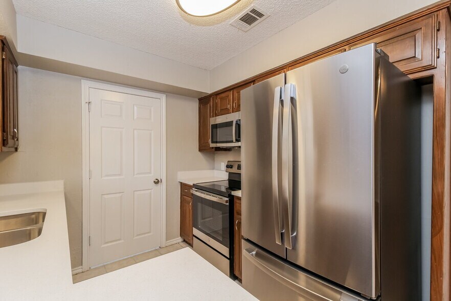 Building Photo - 217 Tanglewood St