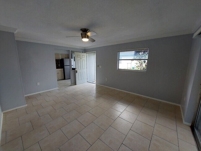 Building Photo - Adorable and Comfortable Sarasota Duplex! **Housing Choice Vouchers accepted**