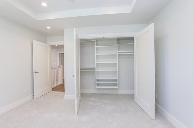 Building Photo - 2 Bed / 2.5 Bath Luxurious townhome near d...