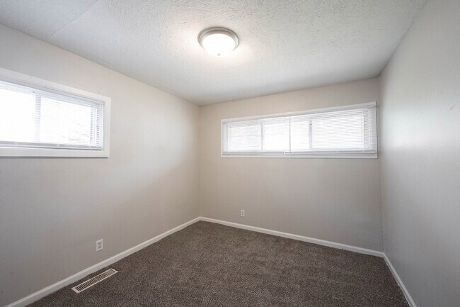 Building Photo - "Charming 3-Bed, 2-Bath Retreat in Indiana...