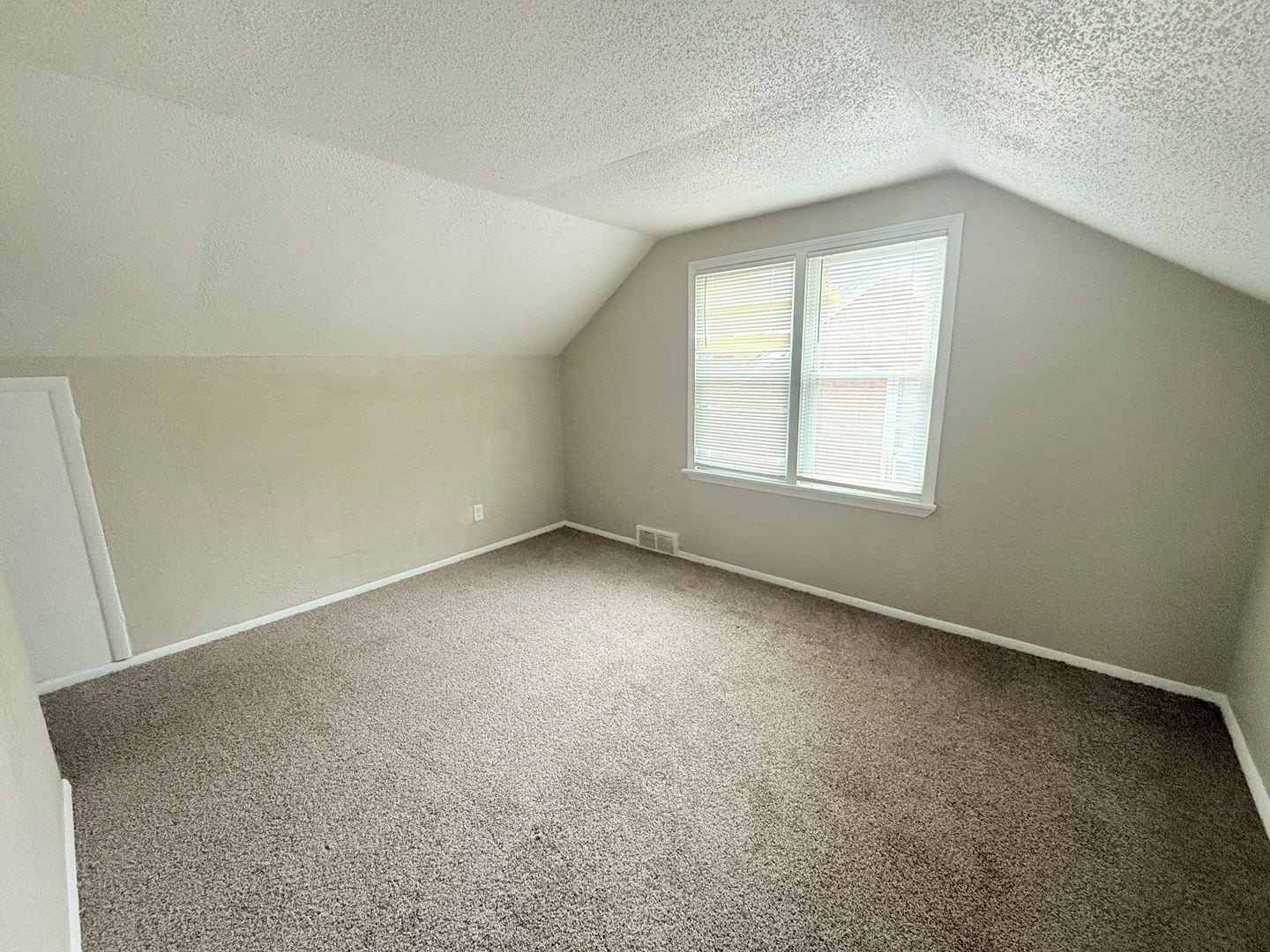 Building Photo - This beautifully updated 3-bedroom, 1-bath single-family home is ready for move-in!