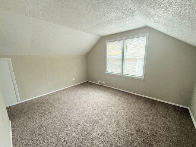 Building Photo - This beautifully updated 3-bedroom, 1-bath...