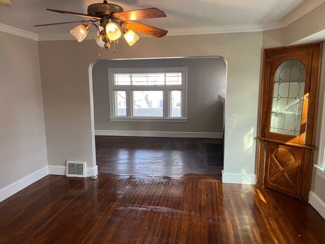 Building Photo - 1568 Larchmont Ave