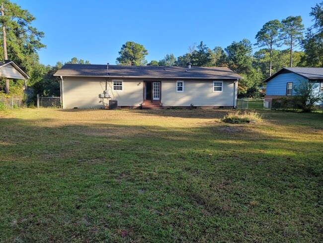 Building Photo - 3 bedroom 2 bath brick ranch in great loaction .