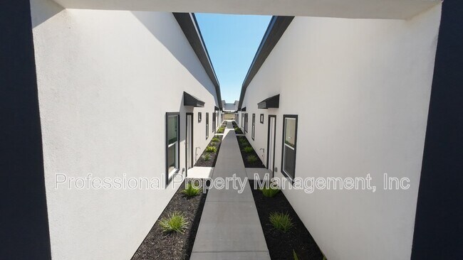 Building Photo - 2808 Charlie Rd