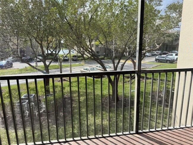 Building Photo - 550 SW 137th Ave