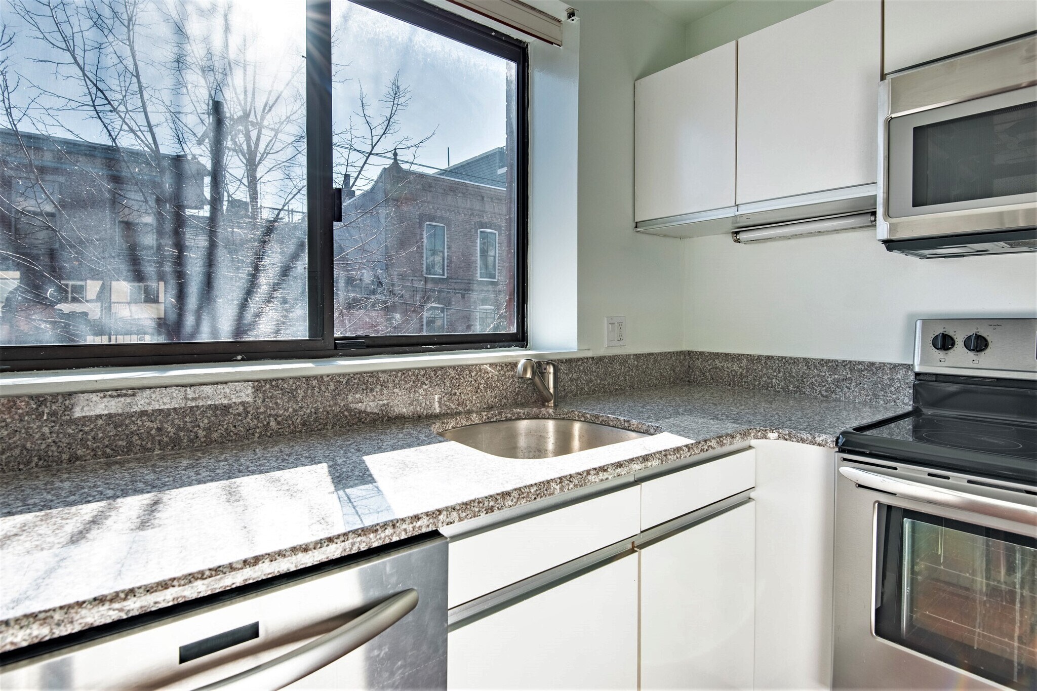 Building Photo - 327 Monroe St