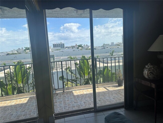 Building Photo - 720 Collins Ave