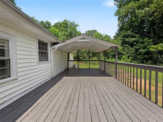 Building Photo - 3542 Shoreland Dr