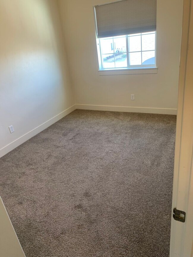 Building Photo - Beautiful 3 bedroom1.5 bath townhome in Price Utah