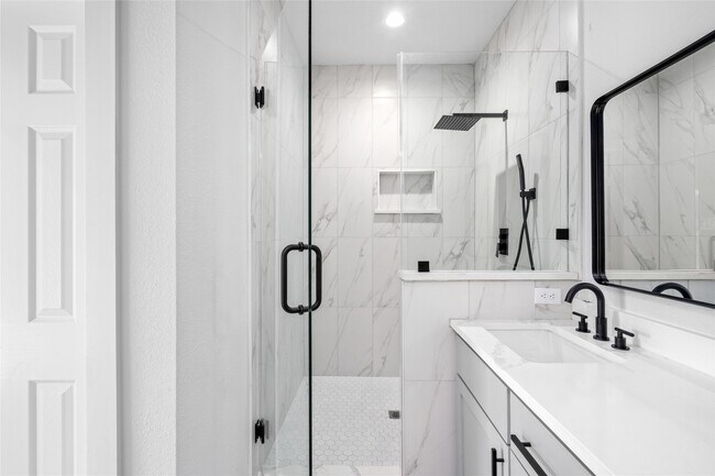 Building Photo - 8056 Meadowbrook Dr