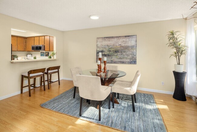 Building Photo - Spacious 2 bed, 1.25 bath, convenient loca...