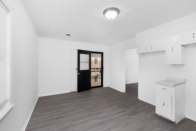 Building Photo - Completely Remodeled Home Near Shelby Forest