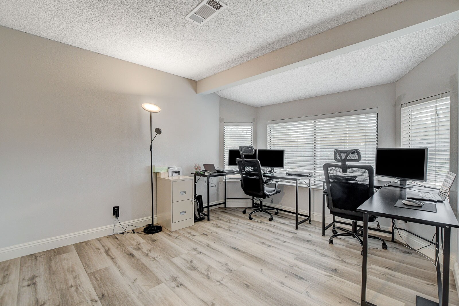 Building Photo - 2224 Lucerne Ct