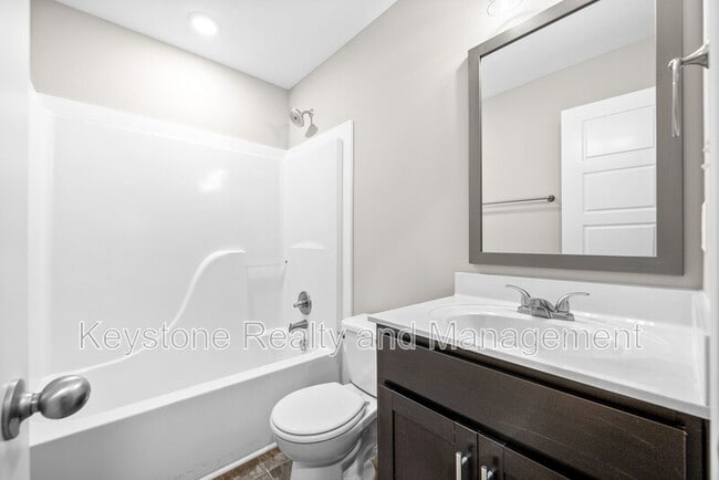 Building Photo - 3800 Roscommon Way