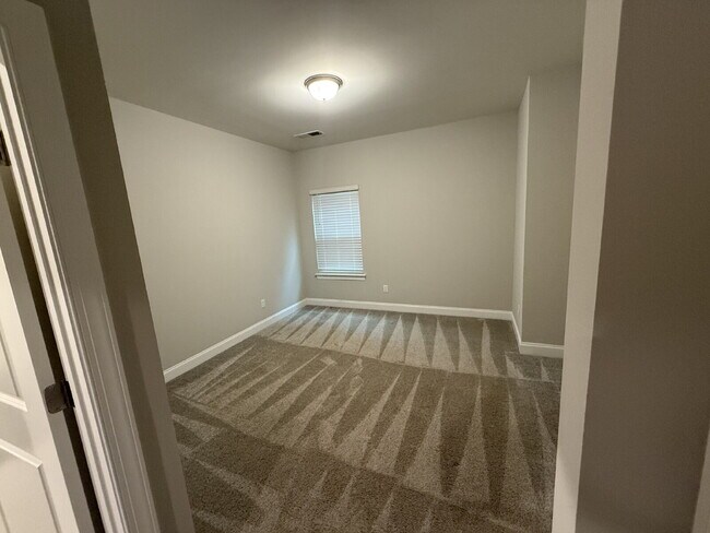 Building Photo - "Charming 3-Bedroom Retreat with 2 Baths w/bonus room and fenced yard!!