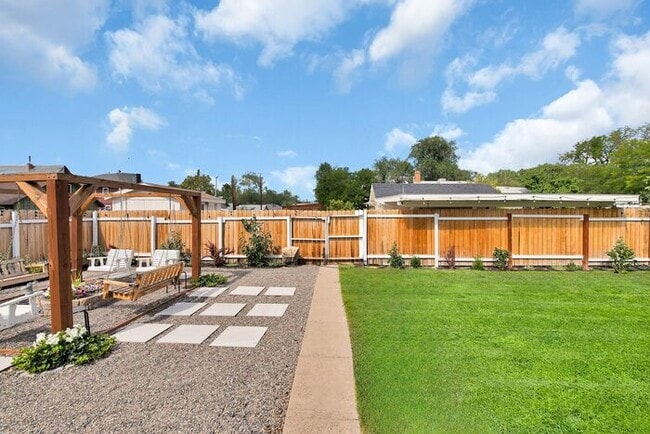 Building Photo - Elegant 1BR Basement Suite in Downtown His...